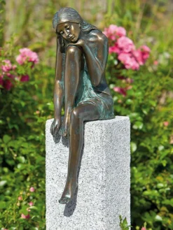 Bronzefigur Emanuelle Auf Granitstele (Art.Nr. 88575)