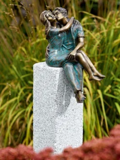 Bronzefigur Junges Glück Auf Granitstele (Art.Nr.88598)